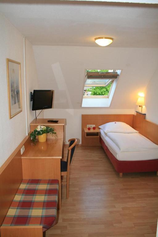 Hotel Restaurant Haus Odendahl Cologne Room photo